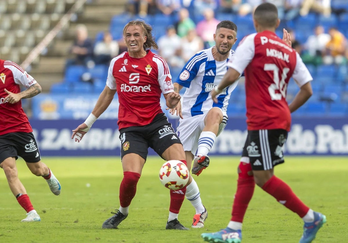 Antonio Domínguez en un lance del Recreativo-Murcia disputado en el Nuevo Colombino