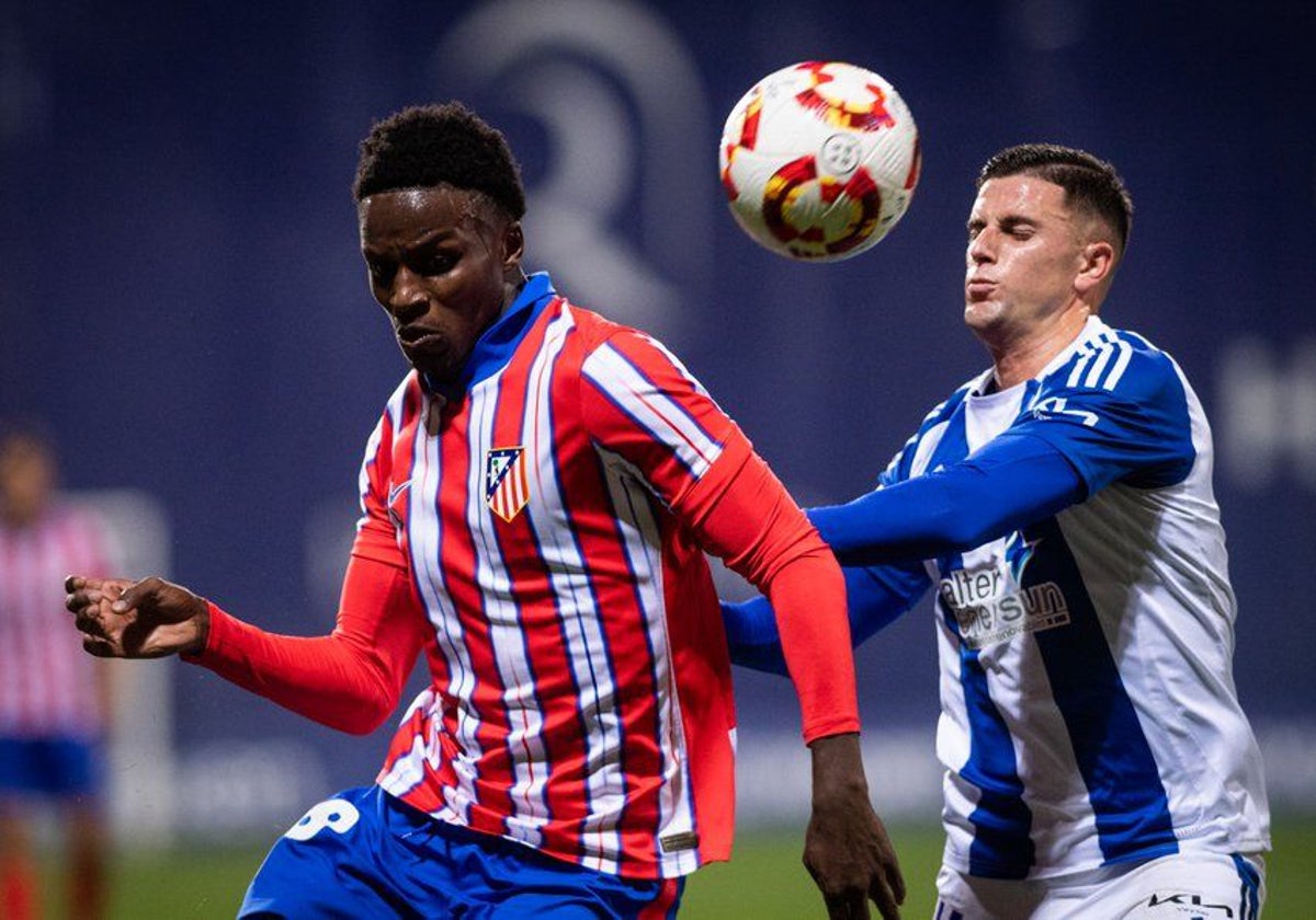 David del Pozo presionando a un futbolista rival en el Atlético de Madrid B-Recreativo