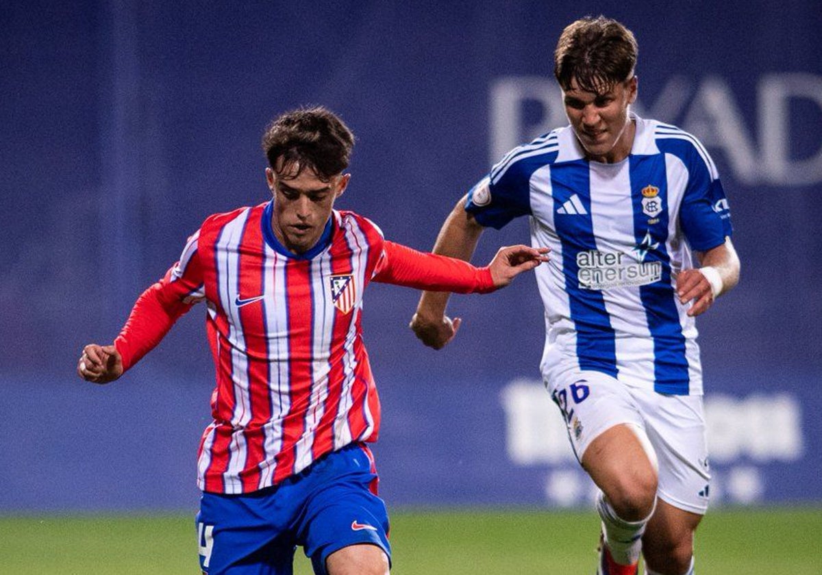 Davinchi persiguiendo a un adversario en un lance del Atlético de Madrid B-Recreativo