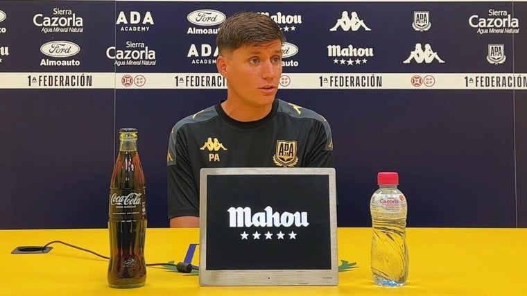 Pablo Álvarez, entrenador del Alcorcón, en una rueda de prensa