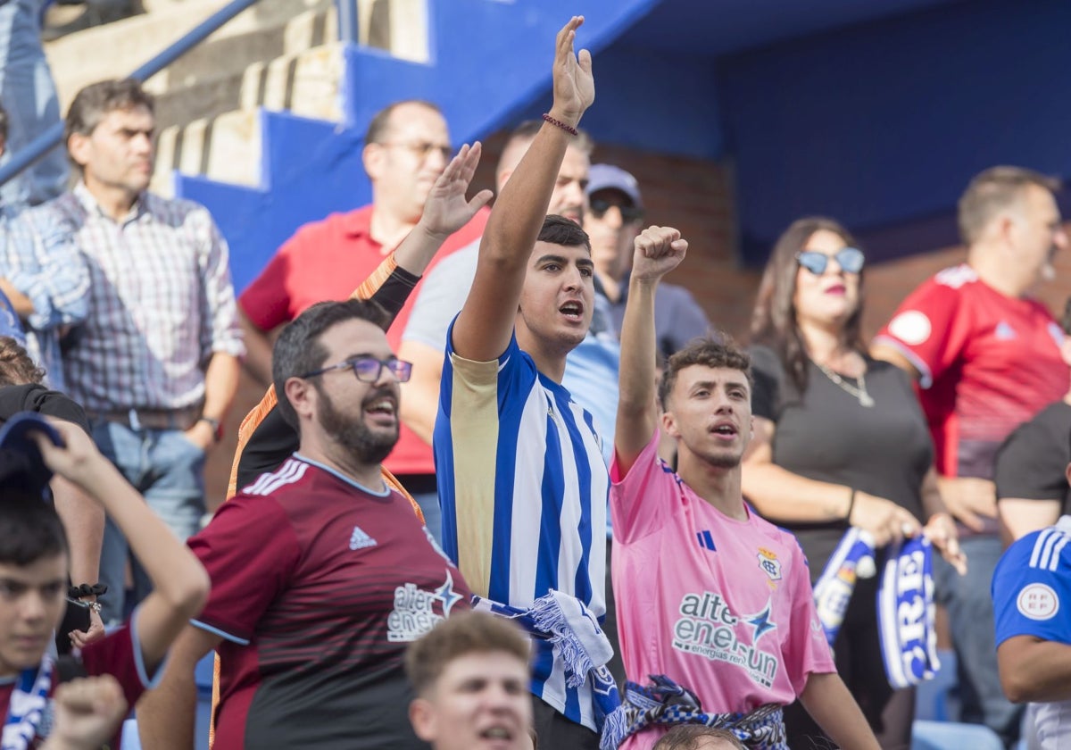 Aficionados albiazules en el Recreativo-Murcia