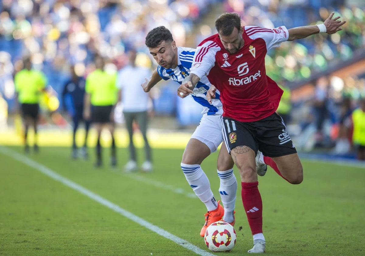 Rubén Serrano persiguiendo a un rival en el Recreativo-Murcia disputado en el Nuevo Colombino