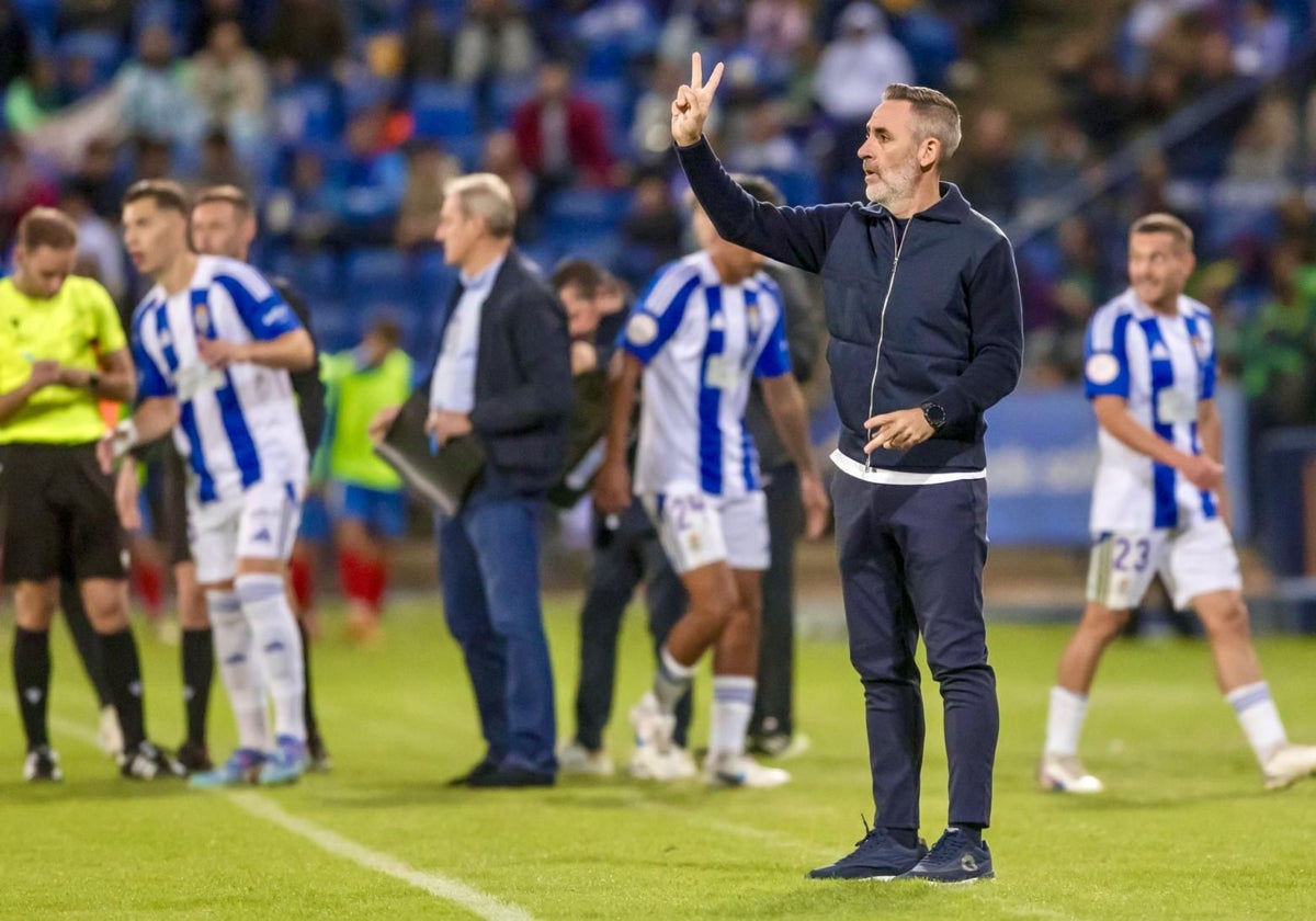 Abel Gómez, técnico del Recreativo de Huelva, en el partido ante el Algeciras