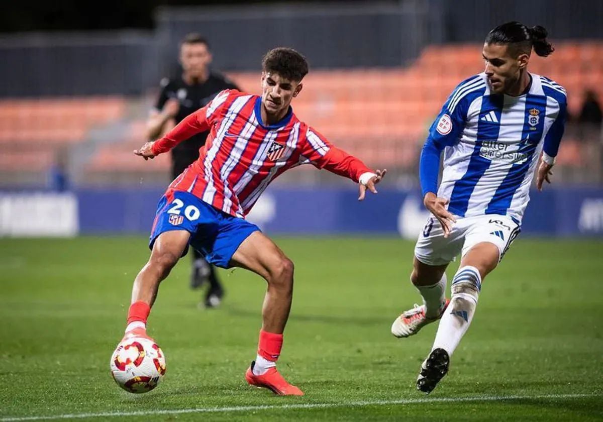 Carlos Becken presiona a un jugador del Atlético de Madrid B