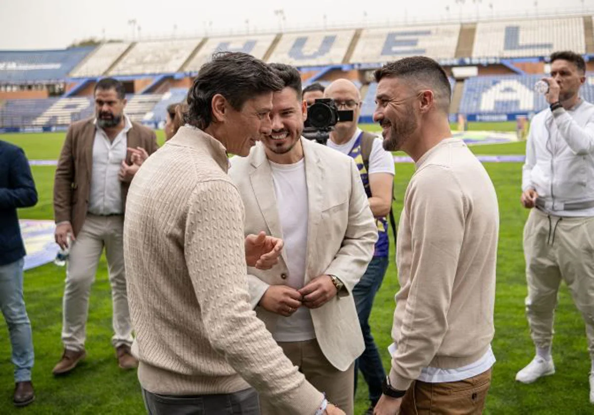 David Villa junto a Jesús Vázquez y Joaquín Rasco el pasado mes de abril en el Nuevo Colombino