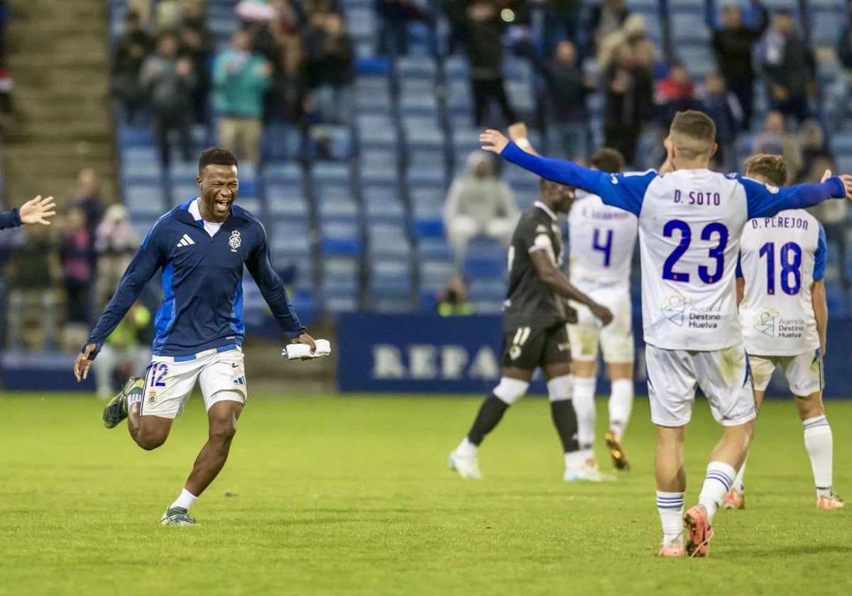 Njalla y David Soto celebran el 2-1 de la remontada del Recreativo contra el Hércules