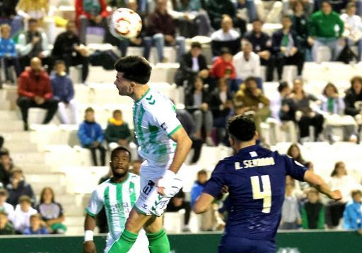 Rubén Serrano ante un rival en un lance del Antequera-Recreativo