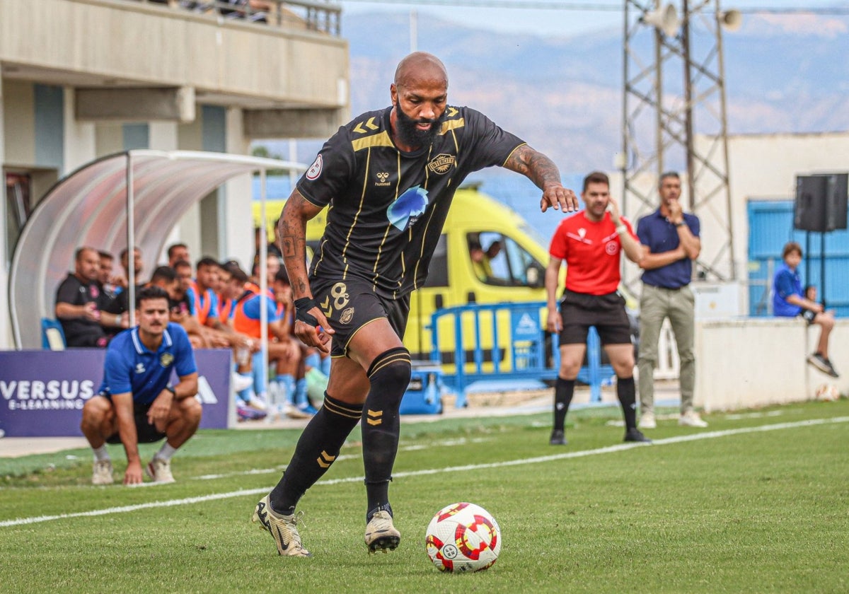 Emilio Nsue en un encuentro disputado esta temporada por el Intercity