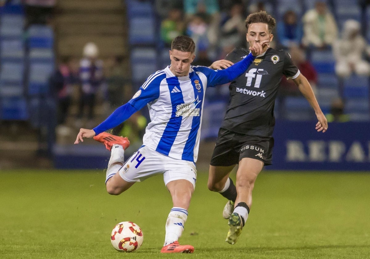 David del Pozo golpeando el balón durante el Recreativo-Hércules en el Nuevo Colombino