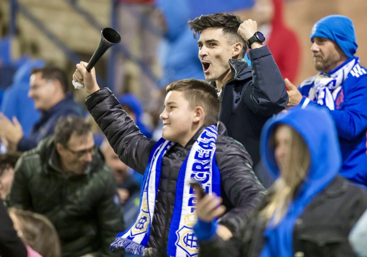 Jóvenes aficionados del Recreativo celebrando el gol de la remontada ante el Hércules en el Nuevo Colombino