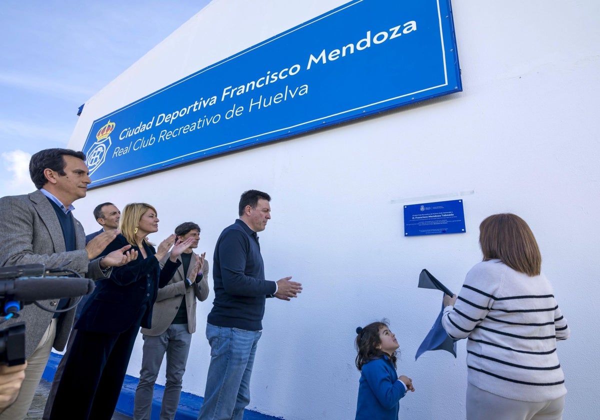 Momento del descubrimiento de la placa de la Ciudad Deportiva Francisco Mendoza