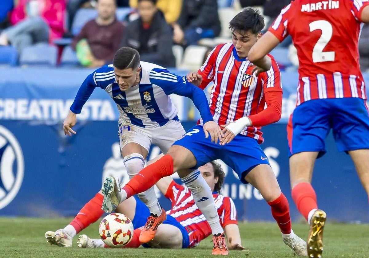 David del Pozo, rodeado de jugadores del Atlético de Madrid B