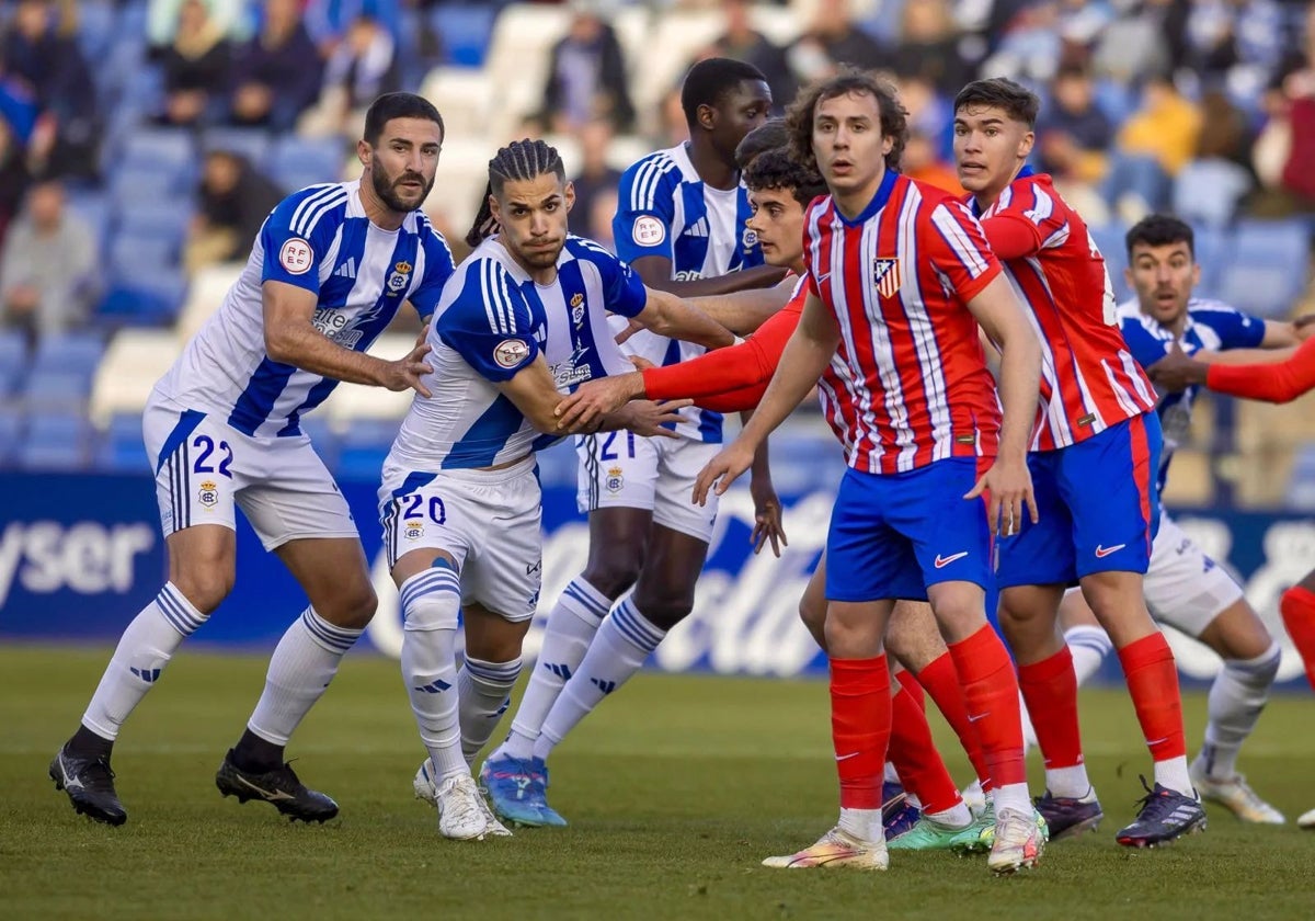 Jugadores del Recreativo y el Atlético de Madrid B, la pasada jornada en el Nuevo Colombino