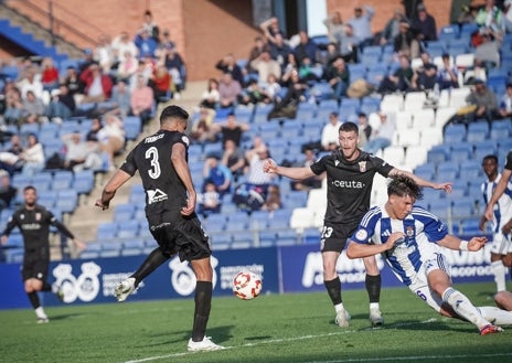 Imagen secundaria 1 - Crónica Recreativo - Ceuta: El Decano no acabó el trabajo (1-1)