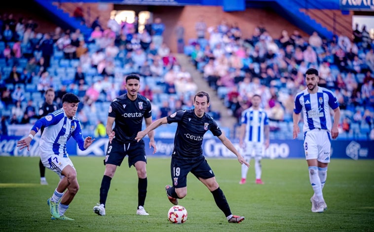 Imagen principal - Crónica Recreativo - Ceuta: El Decano no acabó el trabajo (1-1)