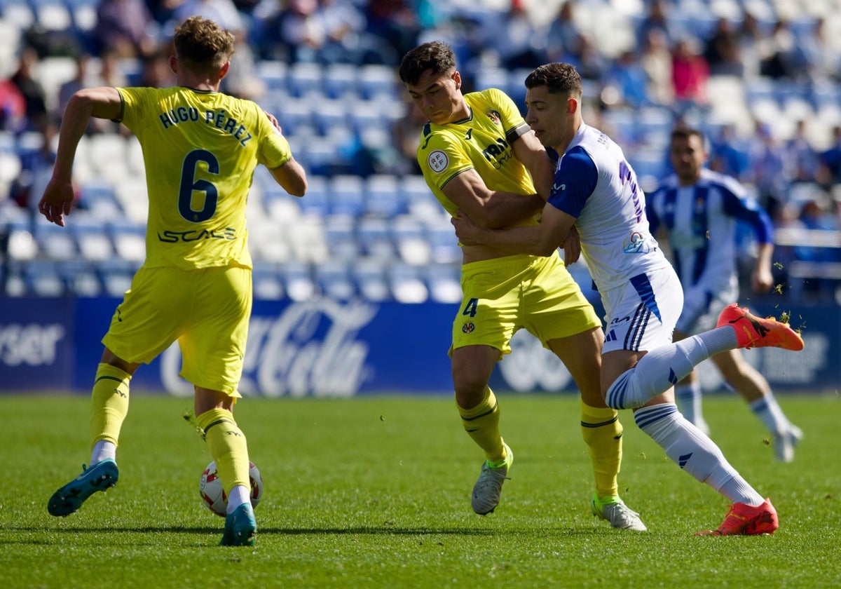 Sergi Armero forcejea con un rival en el duelo entre el Recreativo y el Villarreal B