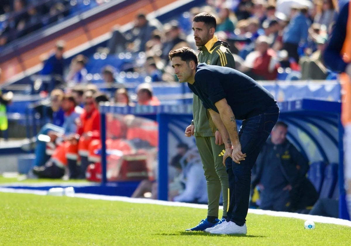 Íñigo Vélez, entrenador del Recreativo, en la banda del Colombino en el choque con el Villarreal B