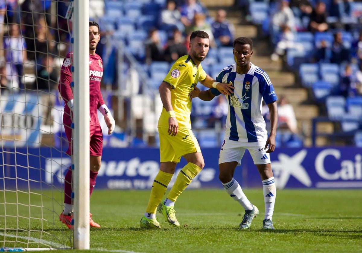 Nico Njalla en una acción ofensiva del Recreativo-Villarreal B disputado en el Nuevo Colombino