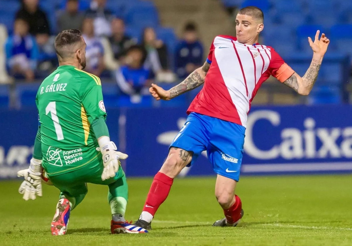 Rubén Gálvez ante un futbolista del Algeciras