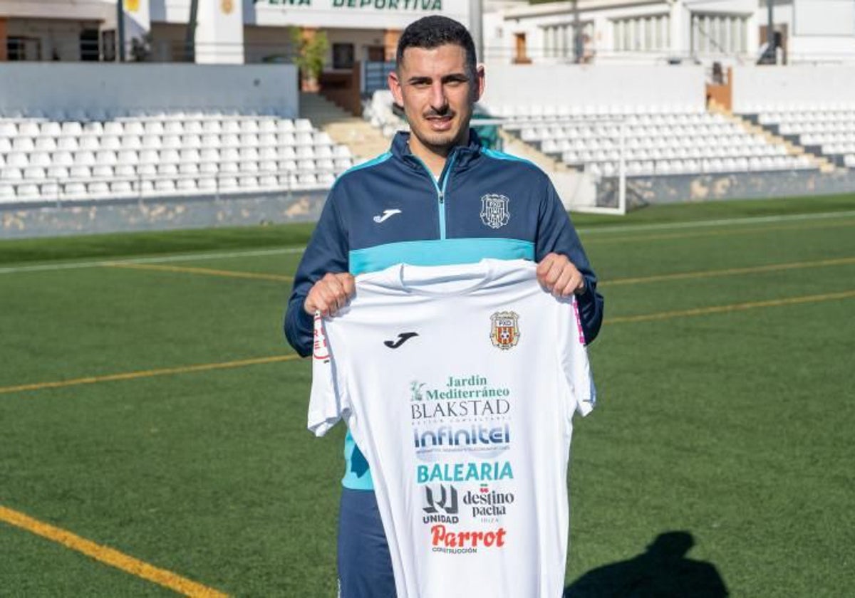 Dopi con la camiseta del equipo balear de Segunda RFEF al que llegó en el mercado invernal