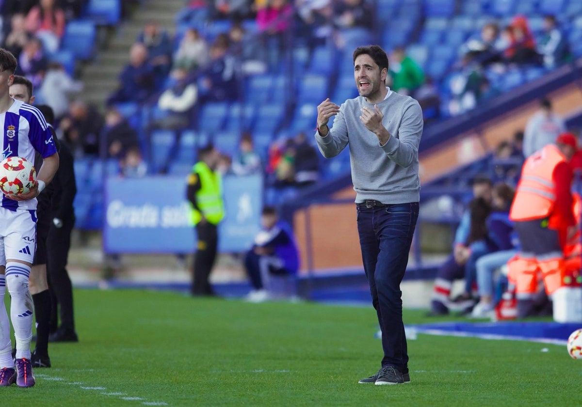 Íñigo Vélez, entrenador del Recreativo, en la banda del Colombino en el choque con el Antequera