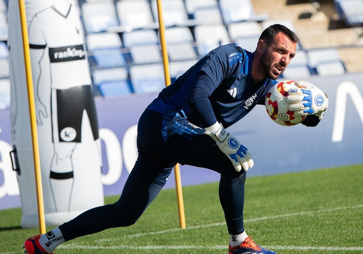 Rubén Gálvez, cancerbero y capitán del Decano, en el césped del Nuevo Colombino