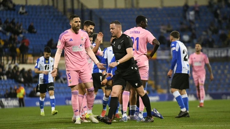 Rafa Gálvez no se creía el penalti que le habían pitado por derribar a Javi Moreno