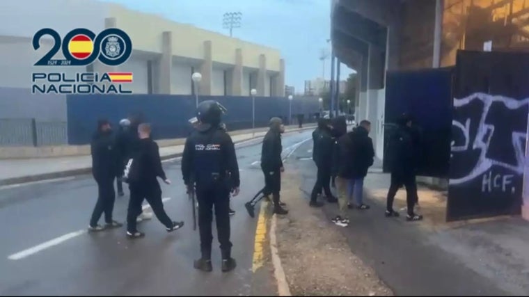 Algunos de los aficionados detenidos en las inmediaciones del estadio José Rico Pérez