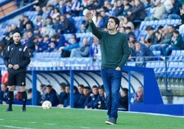 Íñigo Vélez relativiza todo: «Aun sabiendo que no lo estamos haciendo bien, estamos a dos puntos»