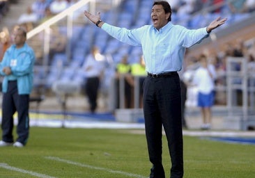 Manolo Zambrano dirigiendo un encuentro del Recreativo en Primera División