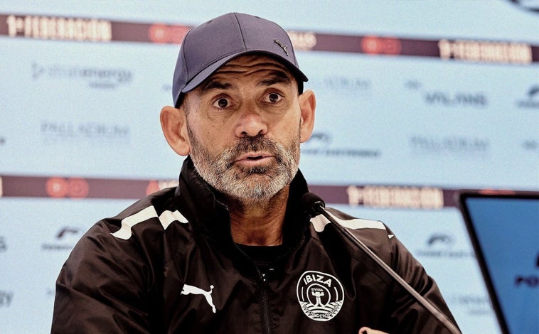 Imagen principal - Paco Jémez no se fía del Recreativo: «Hemos tenido más problemas de los que habrían sido lógicos contra equipos de abajo»