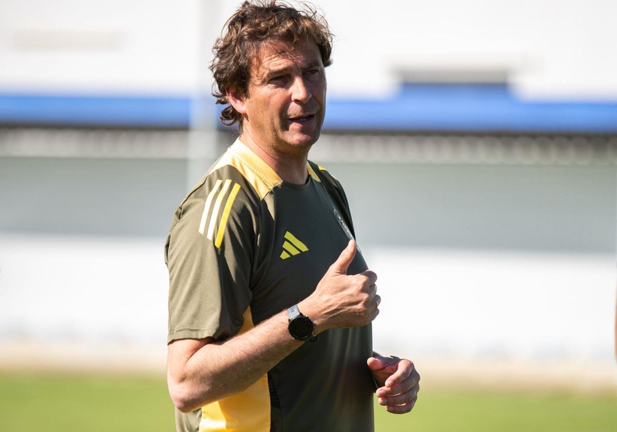 Raúl Galbarro, dirigiendo un entrenamiento del Decano