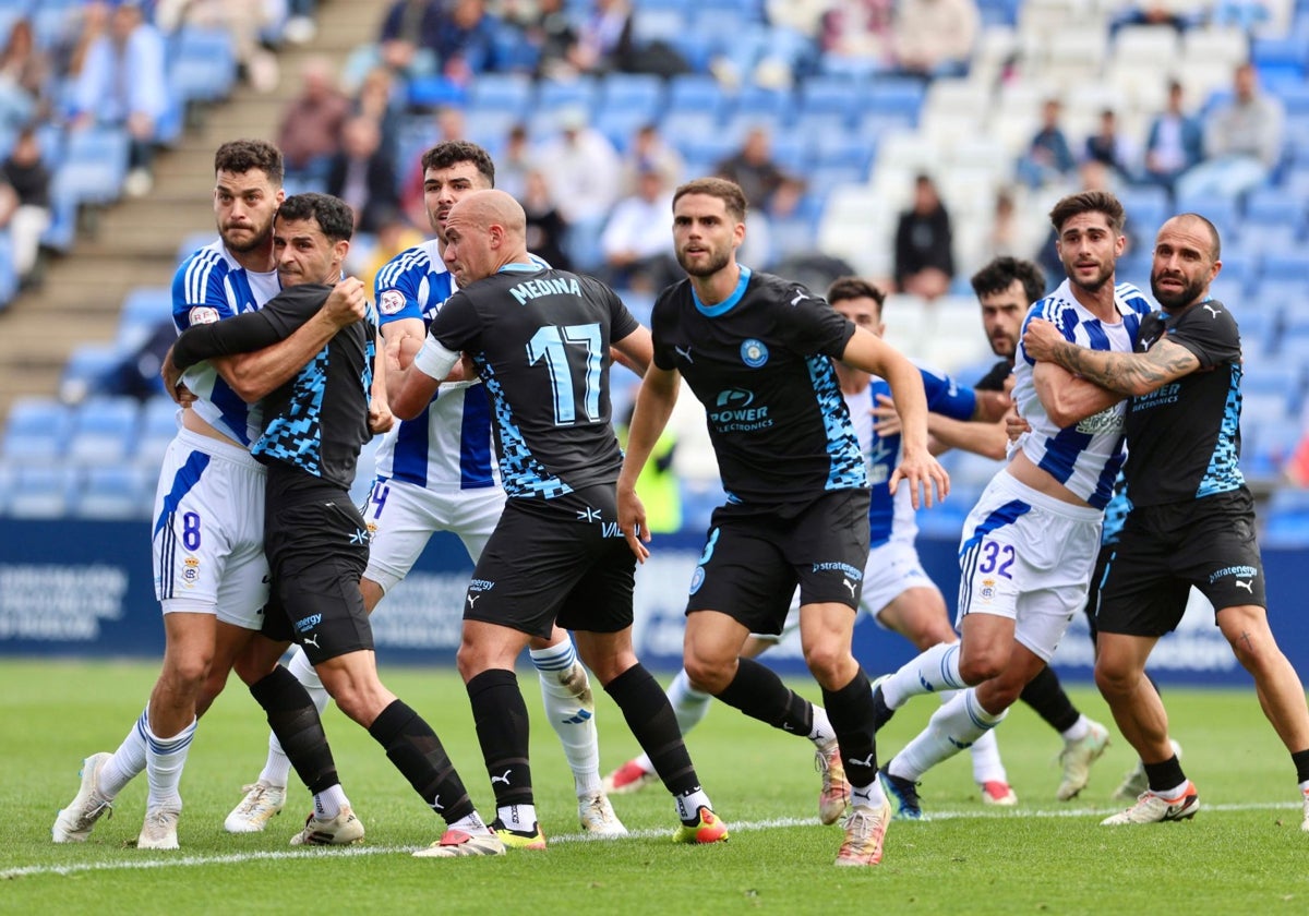 Jugadores de Recreativo e Ibiza, enfrentados en un córner