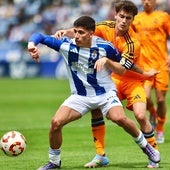 Paolo Romero vigilado de cerca por un adversario en un lance del Recreativo-Real Madrid Castilla
