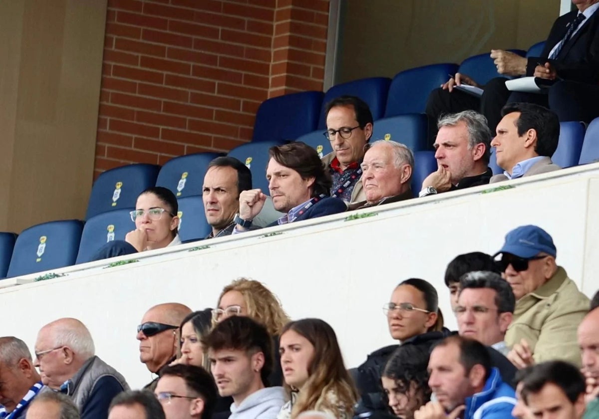 Miembros del Ayuntamiento de Huelva y los nuevos dueños del Decano en el palco del Colombino