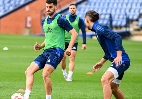 Luis Alcalde golpeando el balón en un entrenamiento de esta semana en el Colombino
