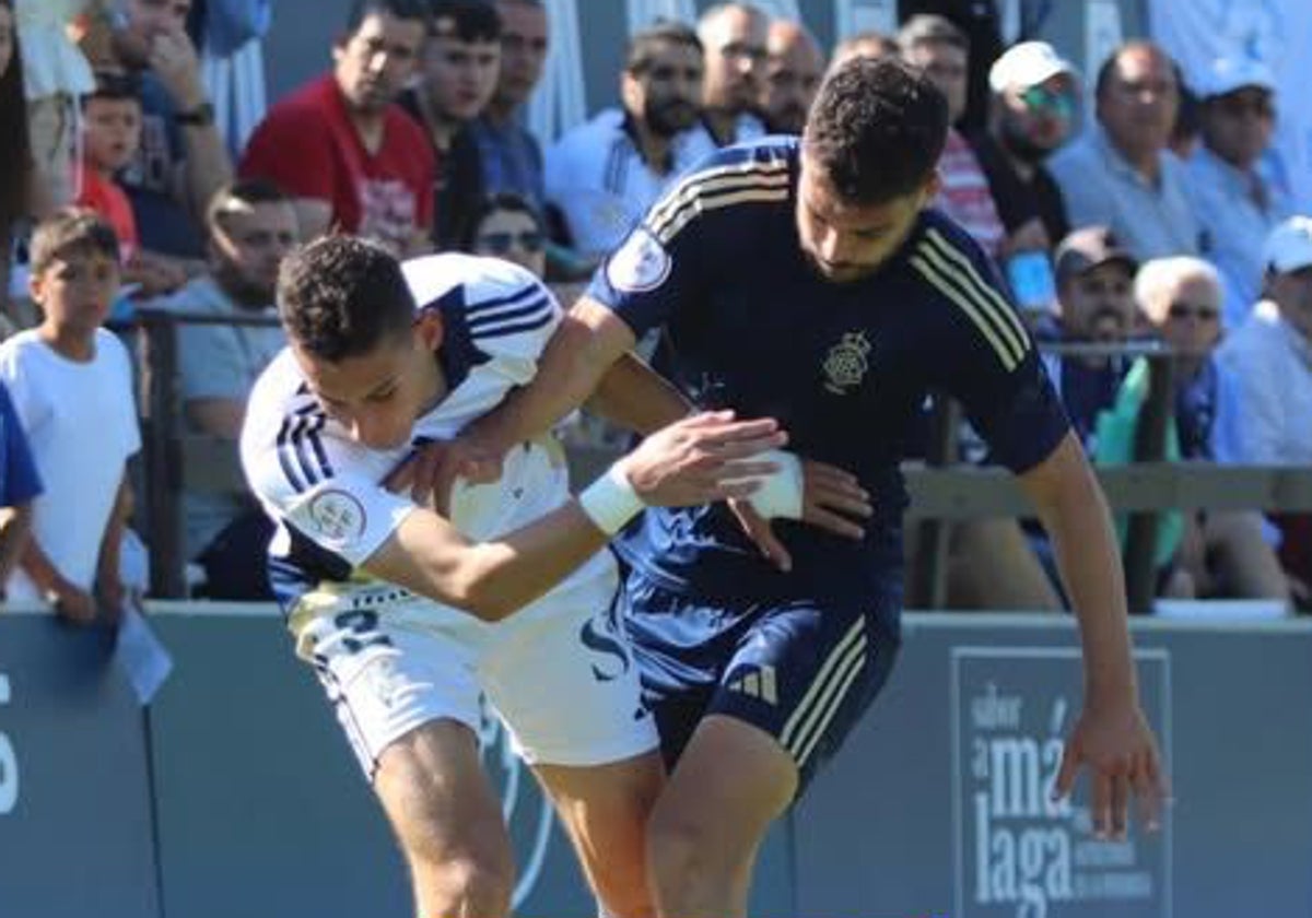 Luis Alcalde forcejeando con Jorge Álvarez en un lance del Marbella-Recre