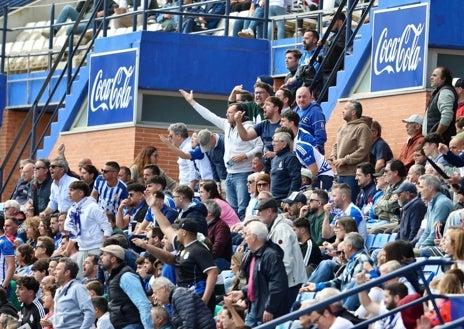 Imagen secundaria 1 - Marcos López, director deportivo del Recre; abajo, la afición enfadada en la grada en un partido de esta temporada y al lado Luis Alcalde, uno de los jugadores que podría marcharse del Decano pese a tener contrato en vigor