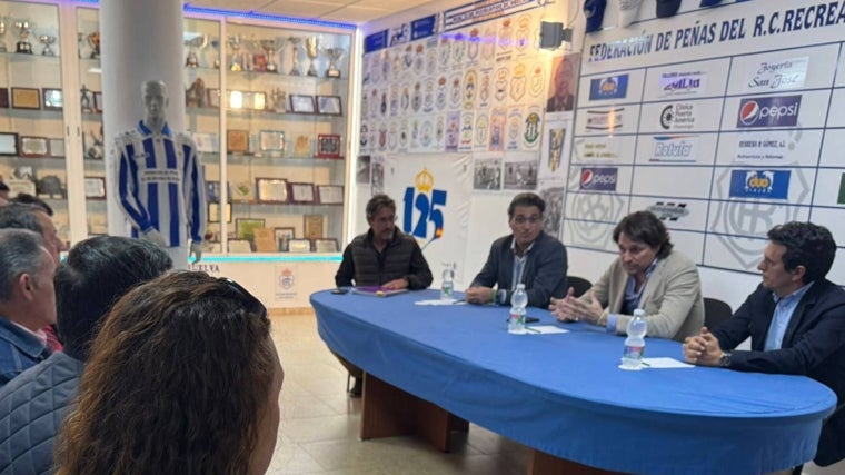 La reunión del presidente del Recre con las peñas del Decano