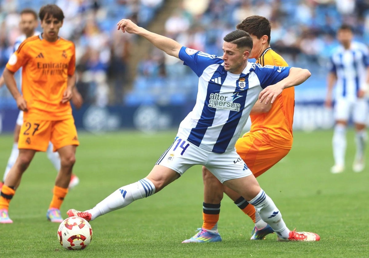 David del Pozo presionado por un rival en el Recreativo-Real Madrid Castilla en el Colombino