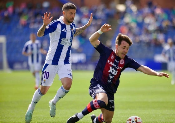 Antonio Domínguez en un lance del choque que disputó el Recreativo ante el Yeclano