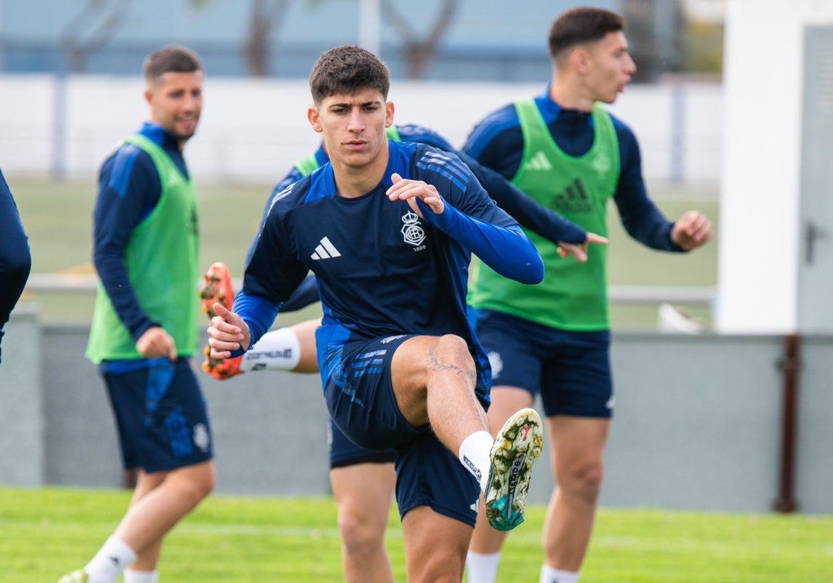 Paolo Romero realizando un ejercicio en la Ciudad Deportiva Francisco Mendoza