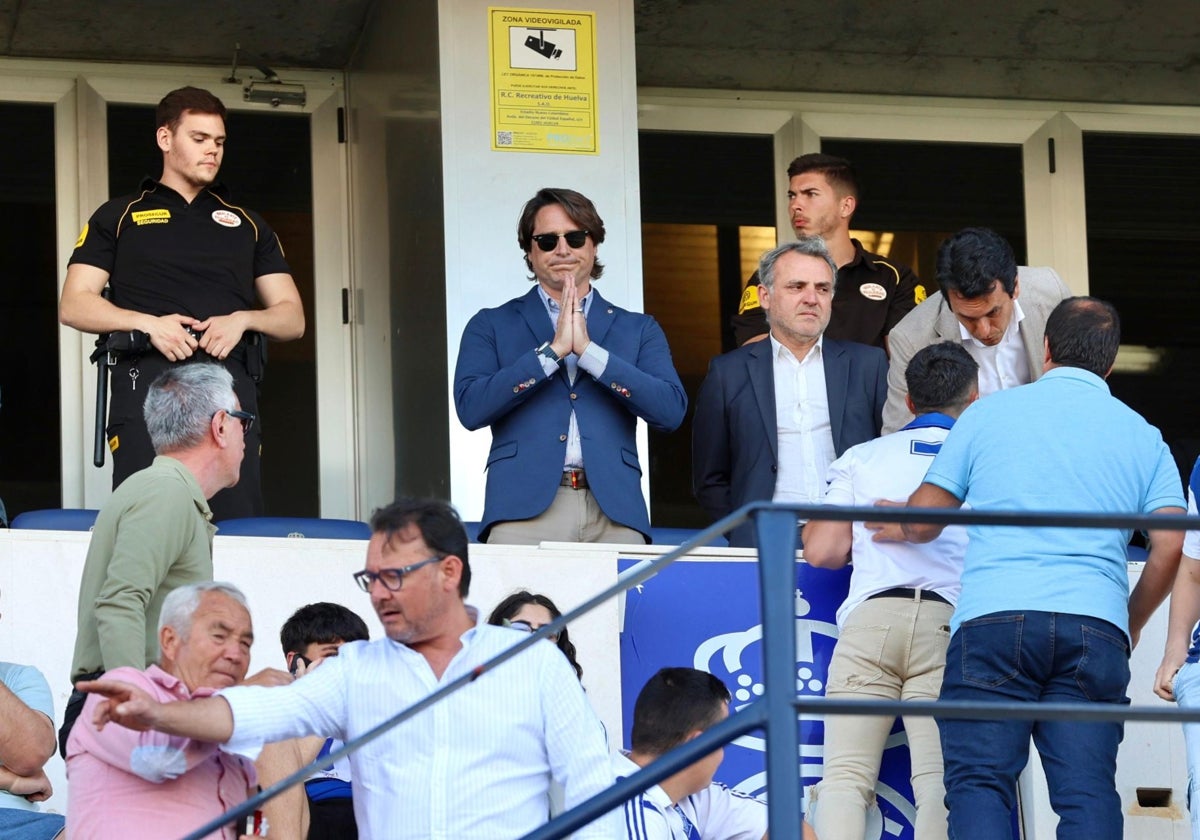 El presidente del Recreativo de Huelva, Adrián Fernández, pide perdón desde el palco