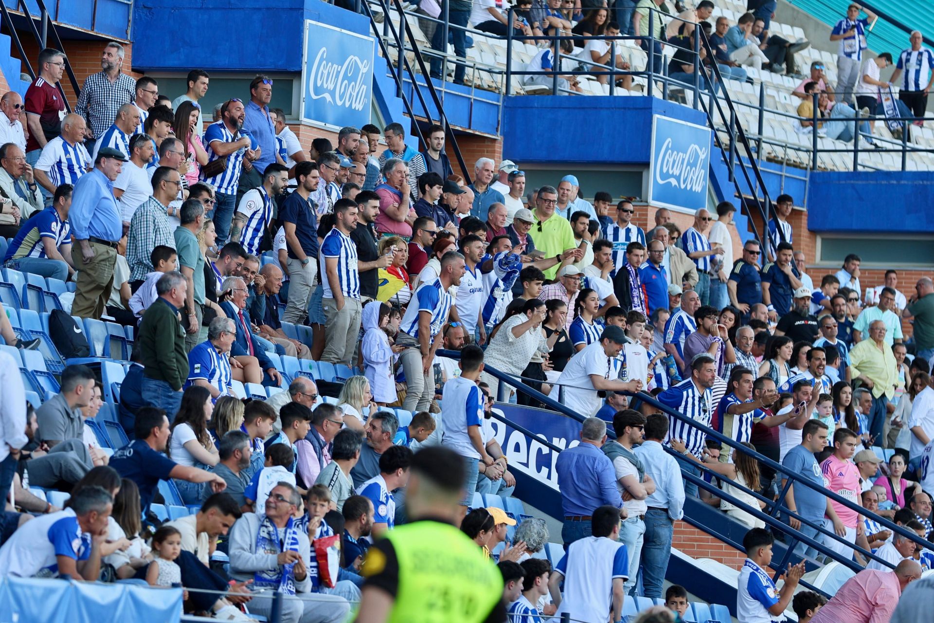 El descenso del Recreativo de Huelva tras perder con el Mérida, en imágenes