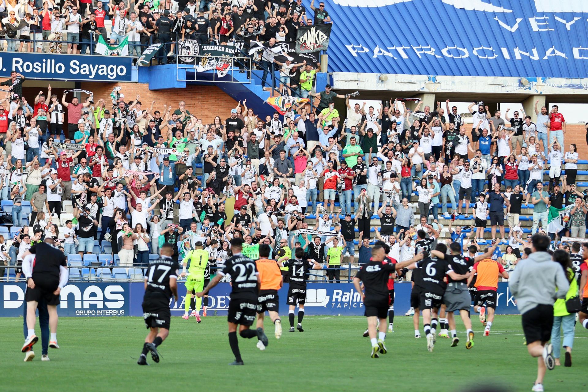 El descenso del Recreativo de Huelva tras perder con el Mérida, en imágenes