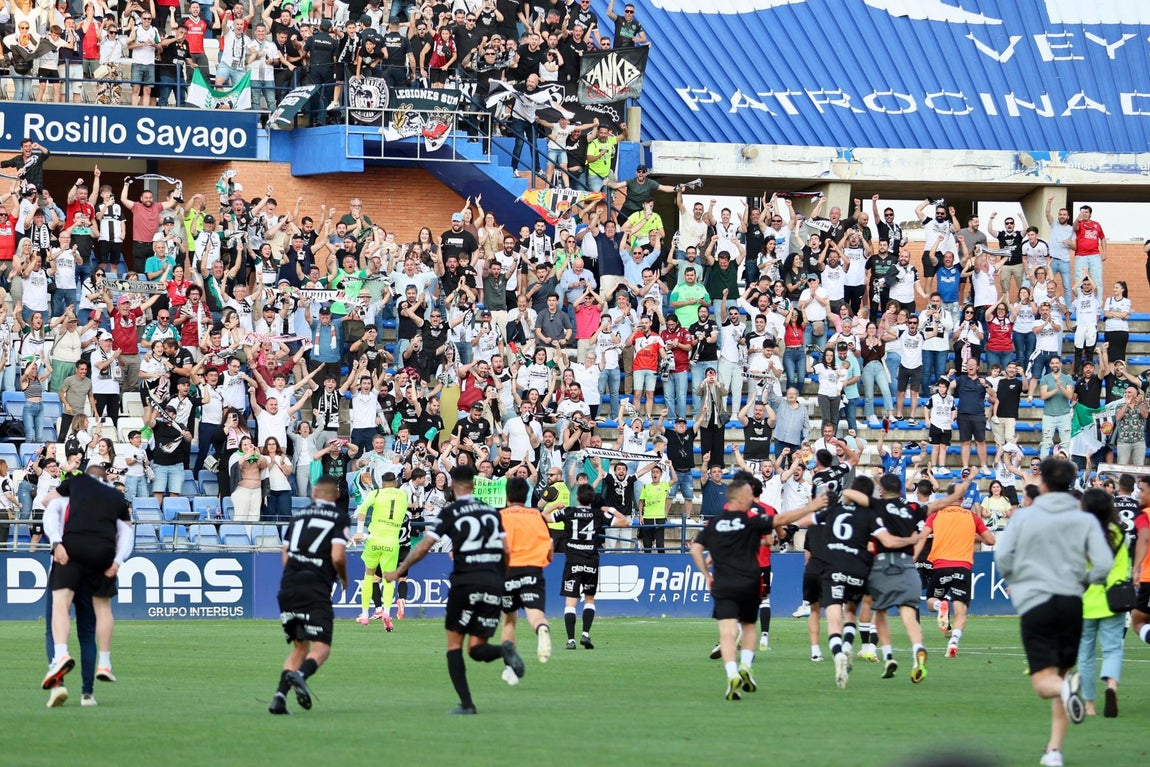 El descenso del Recreativo de Huelva tras perder con el Mérida, en imágenes