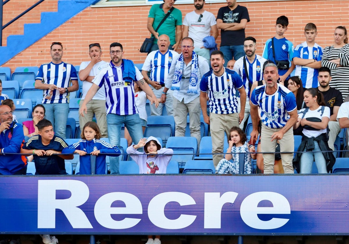 Dolor y enfado en los aficionados del Recreativo este sábado en el Nuevo Colombino