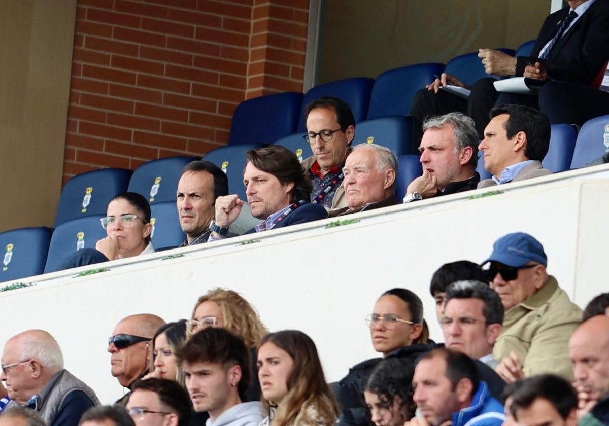 Concejales del Ayuntamiento y miembros del Consejo, en el palco del Nuevo Colombino