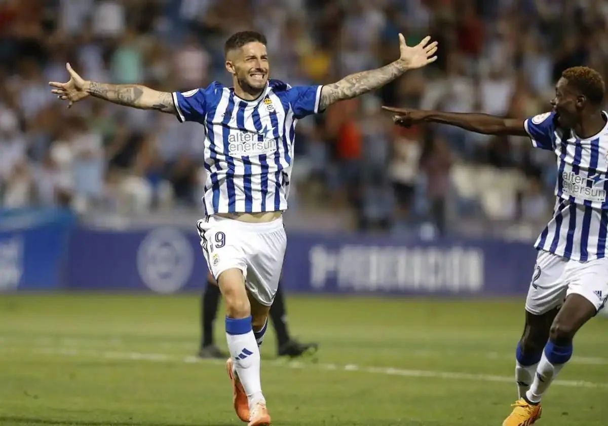 Antonio Domínguez celebra un gol con el Recreativo