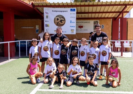 Imagen secundaria 1 - El excapitán del Recreativo Pablo Gallardo reúne a 80 niños en su campus